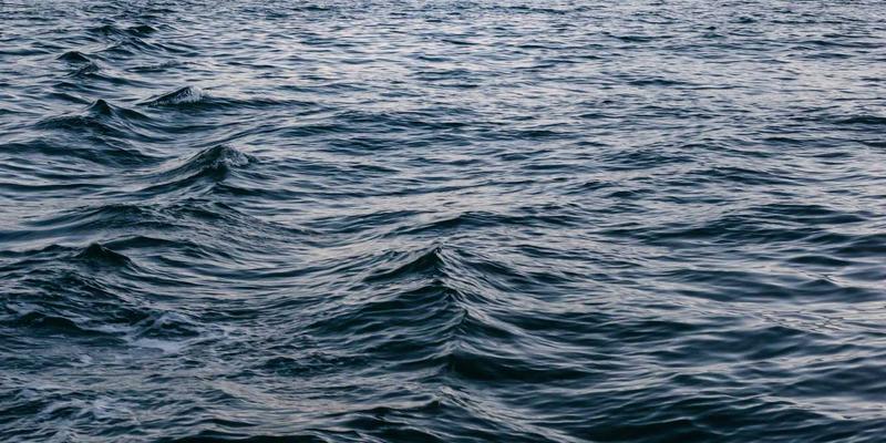 数据服务化赋能业务决策：企业级数据中台如何重塑合规咨询、市场分析与财务顾问